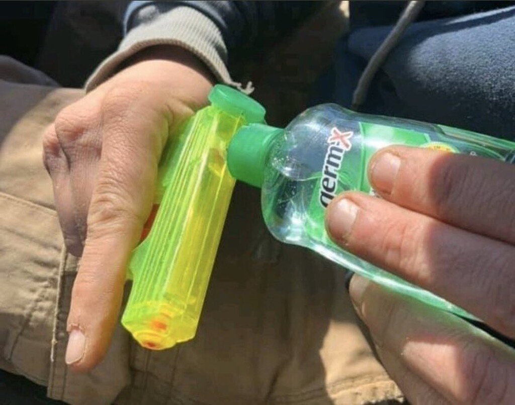 Πήρε το νεροπίστολο, το γέμισε αντισηπτικό και όποιος... βήχει αυτόματα δέχεται επίθεση! Οπότε, είτε κάθεται να... λουστεί με αντισηπτικό, είτε απομακρύνεται άμεσα!