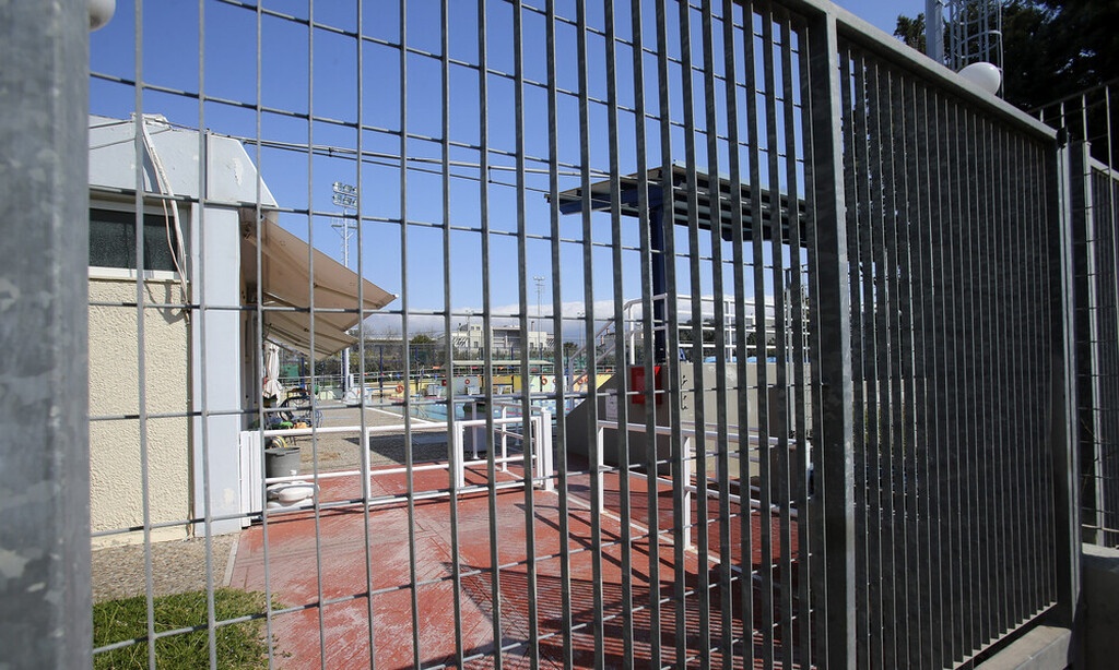 Στον χώρο του αθλητισμού το τελευταίο διάστημα τα κρούσματα άρχισαν να μειώνονται, αφού σταμάτησαν οι διοργανώσεις και ο συγχρωτισμός αθλητών, προπονητών, παραγόντων, δημοσιογράφων και φιλάθλων, αλλά κάποια κρούσματα κάνουν ακόμα την εμφάνισή τους.