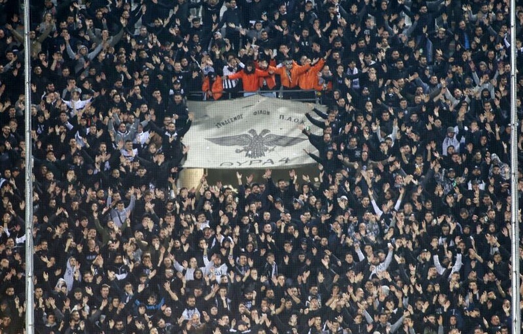 Σε… θύρα 4 της Τούμπας μετέτρεψε την αυλή της μια επική γιαγιά με τη βοήθεια του εγγονού της!