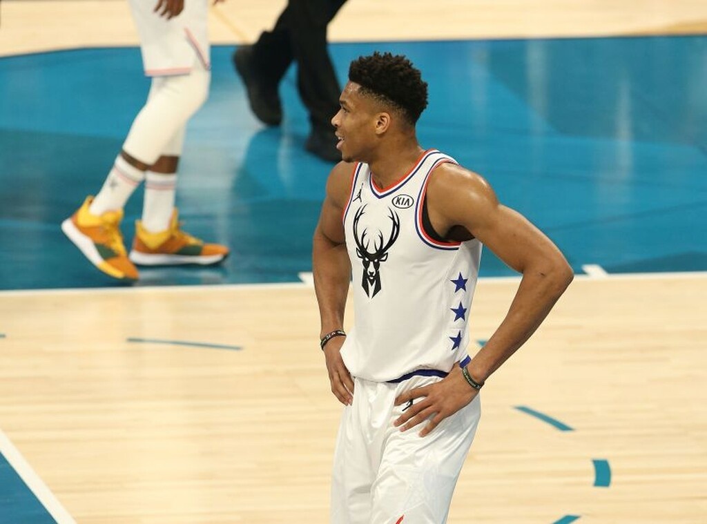 «Τροφή» στα δημοσιεύματα έχουν δώσει κάποια μηνύματα του ίδιου στα social media, όπως αυτό που ανέφερε ότι η σύντροφός του μεγάλωσε όντας οπαδός των Λέικερς!