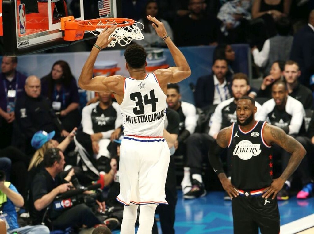 Επίσης έγινε θέμα και η επιλογή του Γιάννη για την καλύτερη πεντάδα όλων των εποχών στο ΝΒΑ όπου εκτός του Τζόρνταν είχε τέσσερις παίκτες που έχουν παίξει στους Λέικερς (Κόμπι, Μάτζικ, Λεμπρόν και Σακίλ)