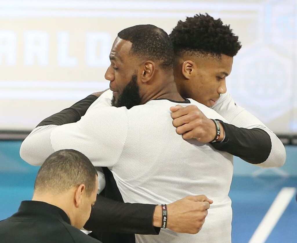 Στις ΗΠΑ, λοιπόν, έχει αρχίσει πλέον όχι απλά να ψιθυρίζεται αλλά να... λέγεται ευθέως ότι ο Γιάννης θα γίνει συμπαίκτης με τον Λεμπρόν, αφού κι ο τελευταίος δήλωσε πως θέλει να μείνει για πάντα στους Λέικερς.