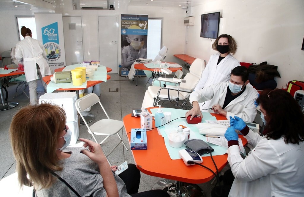 Αθρόα η συμμετοχή στην εθελοντική αιμοδοσία στο ΕΑΚΝ Αγίου Κοσμά (photos)