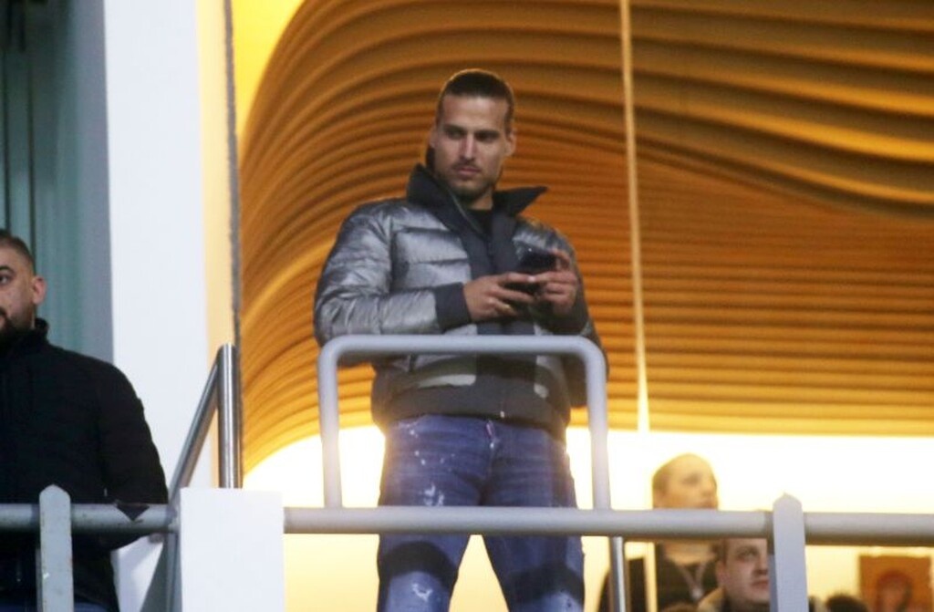 Μάλιστα, επειδή ο «Πριγιογκόλ» είχε επιστρέψει πρόσφατα από τη Σαουδική Αραβία όπου αγωνίζεται,  το ζευγάρι των φίλων του τέθηκε σε αυστηρή καραντίνα καθώς είχε έρθει σε επαφή με τον Σέρβο στράικερ.