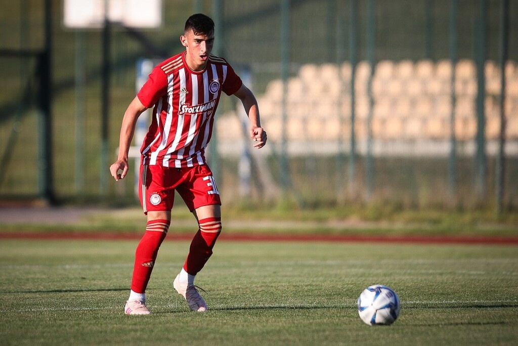 Από την Ολλανδία είναι η Βίλεμ και από την Πορτογαλία η Πάσος Φερέιρα, οι οποίες τον έχουν τσεκάρει από κοντά, και δείχνουν «ζεστοί» να κάνουν την κίνησή τους για τον νεαρό άσο