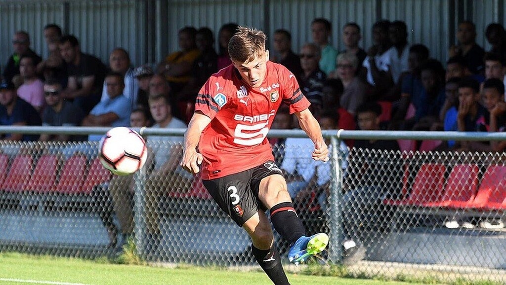 Οι «ερυθρόλευκοι» εξετάζουν προσεκτικά την περίπτωσή του, αφού αγωνίζεται σε μία θέση που μπορεί λόγω πιθανής πώλησης του Τσιμίκα να προκύψει ανάγκη ενίσχυσης