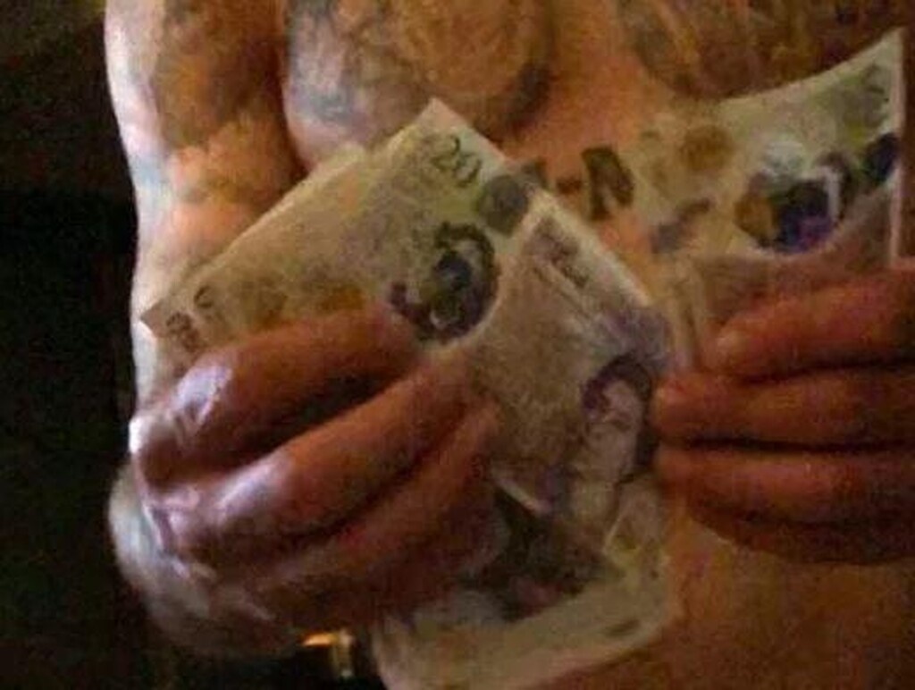 Σύμφωνα με το δημοσίευμα, όλα συνέβησαν το βράδυ της περασμένης Τρίτης με τις κοπέλες να φτάνουν με ταξί στο διαμέρισμα και να αποχωρούν ξημερώματα Τετάρτης