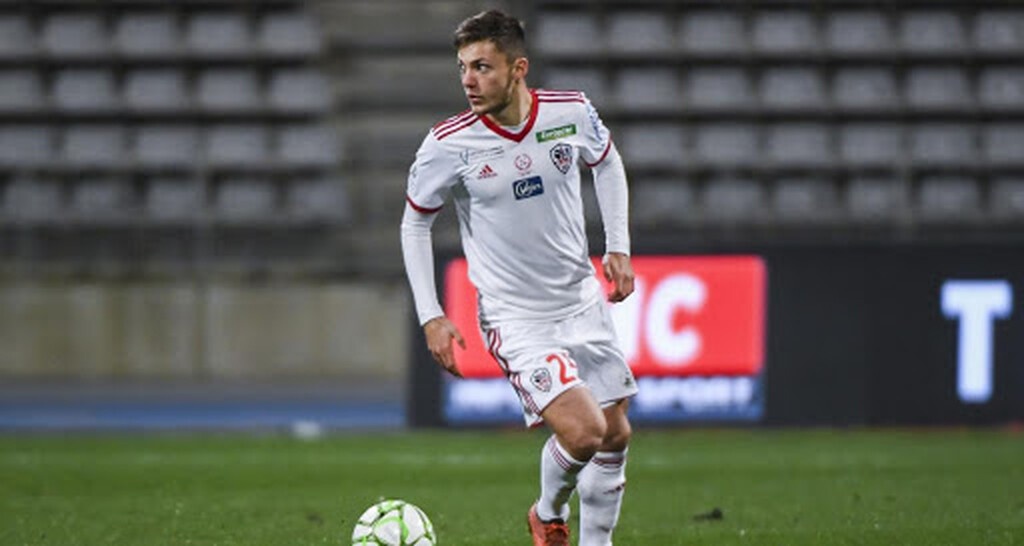 Ο λόγος για τον Ματιέ Ουάρ. Πρόκειται για τον 22χρονο αριστερό μπακ της Αζαξιό που βρίσκεται στην 3η θέση της Β’ κατηγορίας της Γαλλίας και διεκδικεί με αξιώσεις την άνοδο στο Σαμπιονά.