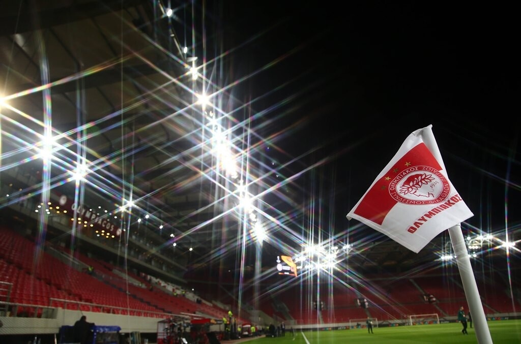 Ο Ολυμπιακός αναζητά παίκτες για τα άκρα της επίθεσης, εξετάζοντας λύσεις με προοπτική.