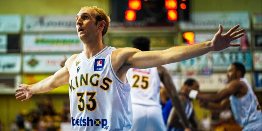 Ο Αμερικανός γκαρντ, που πέρσι έπαιζε στη Βουλγαρία, είχε κάνει και εξαιρετικές εμφανίσεις απέναντι στην ΑΕΚ, με 17 πόντους και 9 ασίστ στη νίκη των Κρητικών με 75-67 και 25 πόντους με 5/11 τρίποντα στην ήττα τους στο ΟΑΚΑ με 84-83 στην εκπνοή.