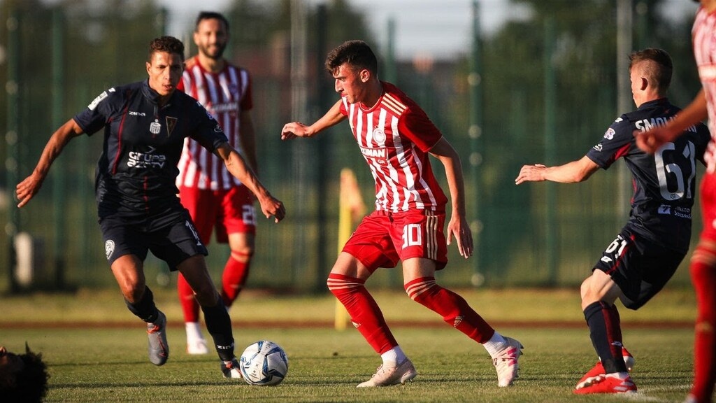 Όπως αναφέρει η Live Sport, ο 17χρονος μεσοεπιθετικός έχει καταφέρει να ξεχωρίσει στην ακαδημία του Ολυμπιακού και, μέσα από τις συμμετοχές του στη Super League Κ19 και το Youth League, έχει μπει στο «μπλοκάκι» ευρωπαϊκών συλλόγων.