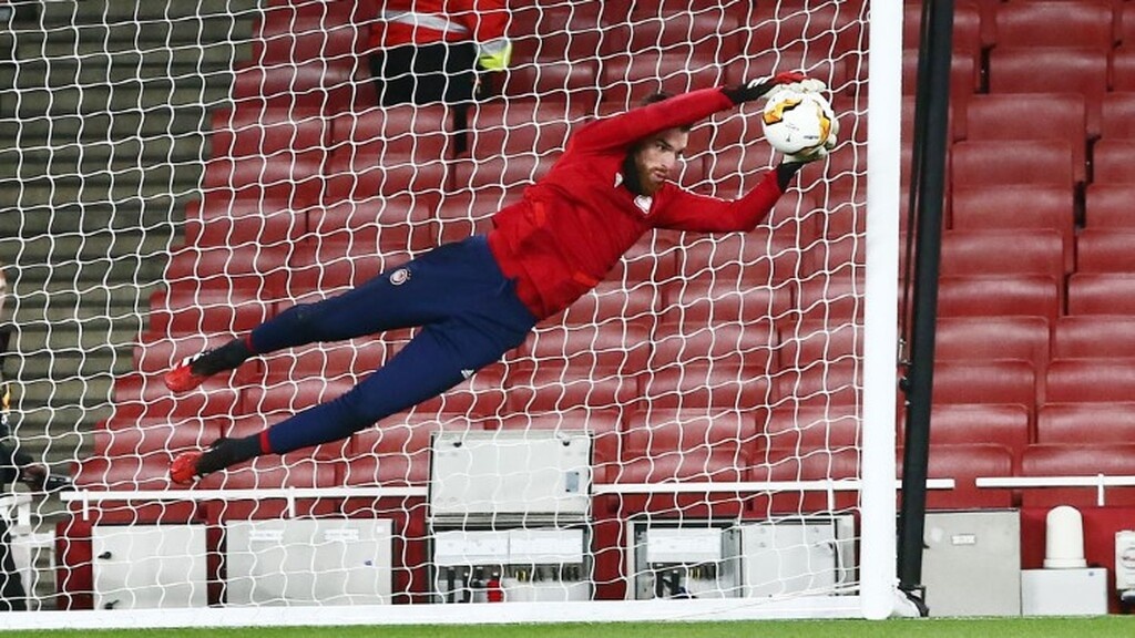 Οι Άγγλοι με τη σειρά τους είναι πιθανό να εξετάσουν την περίπτωση του Σα, ο οποίος έχει καταφέρει να προσελκύσει το ενδιαφέρον συλλόγων στο Νησί μετά τις εμφανίσεις του με Τότεναμ, Άρσεναλ και Γουλβς.