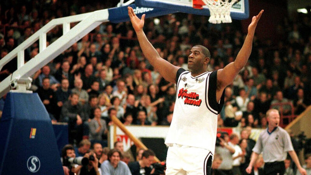 Μάτζικ Τζόνσον
Μπήκε στο Hall of Fame: 2002

Ο θρύλος των Λέικερς κέρδισε το πρωτάθλημα και το βραβείο του MVP στη rookie σεζόν του κι άλλα τέσσερα πρωταθλήματα τη δεκαετία του '80. Έπαιξε 13 σεζόν με την ομάδα του Λ.Α.