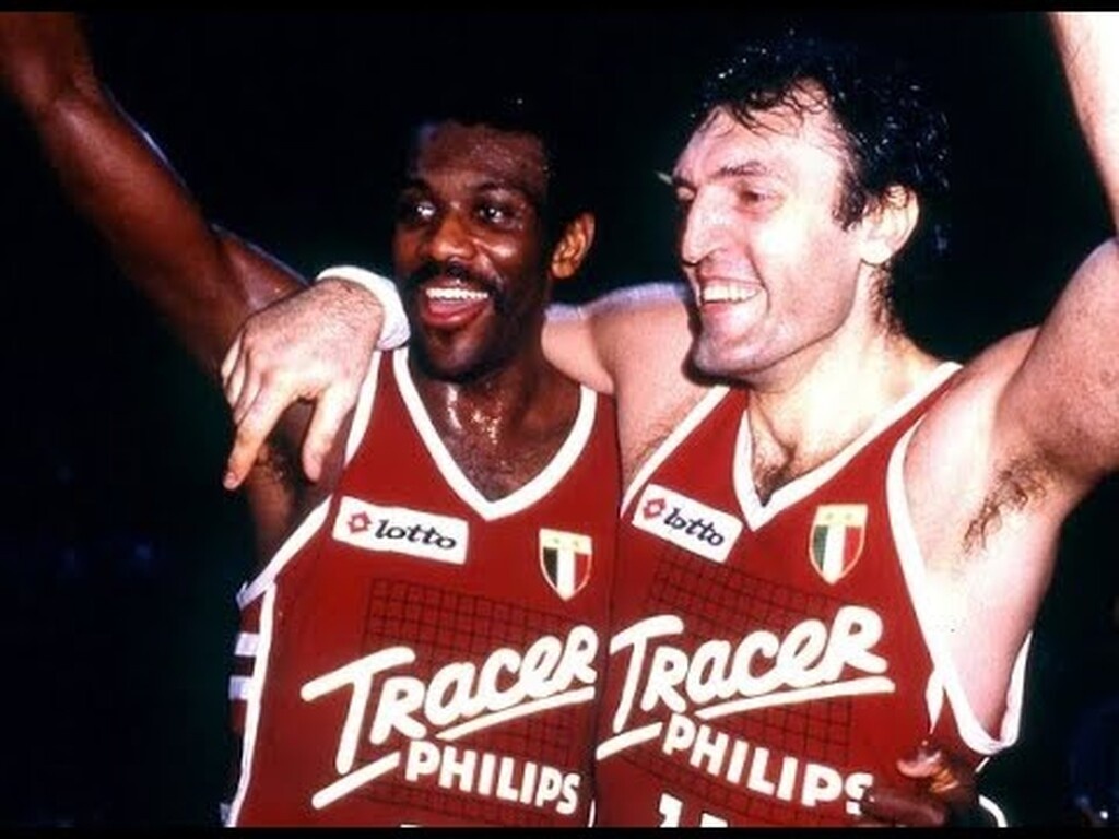 Μπομπ ΜακΑντου 
Μπήκε στο Hall of Fame: 2000 

Έπαιξε 14 σεζόν στο ΝΒΑ, όπου κατέκτησε δύο πρωταθλήματα (1982, 1985) με τους Λέικερς, την εποχή του Showtime στα 80s. Επίσης, κέρδισε το βραβείο του MVP το 1975 κι ήταν πέντε φορές All Star.