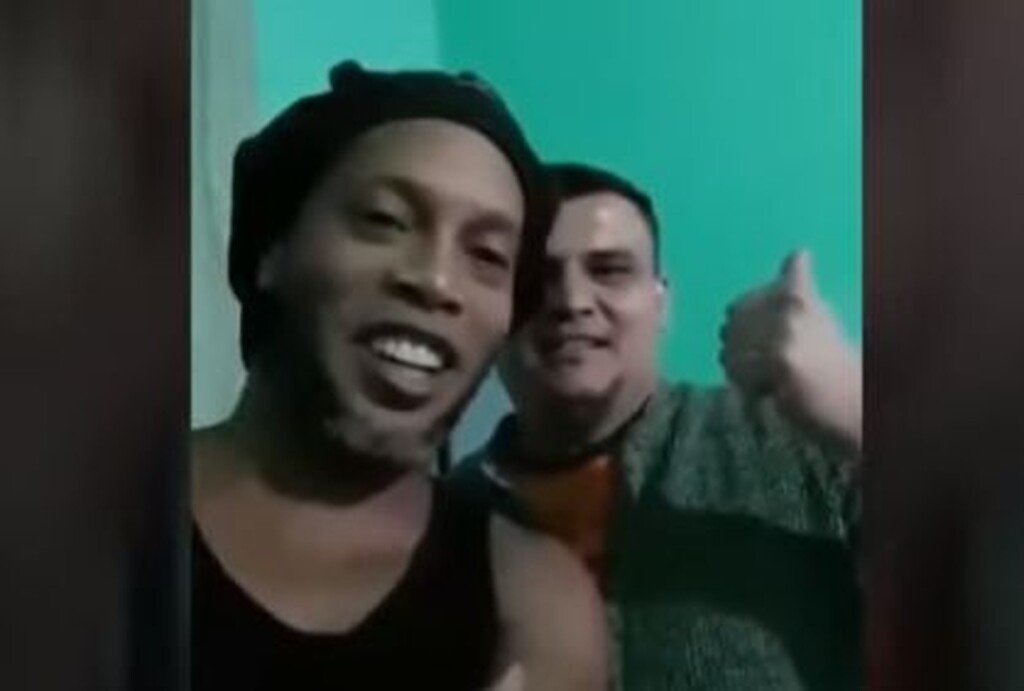 Μάλιστα, φαίνεται πως έχει «ασπρίσει» κιόλας καθώς τα χρόνια περνάνε για όλους και ο Ροναλντίνιο έφτασε πλέον τα 40 του χρόνια!