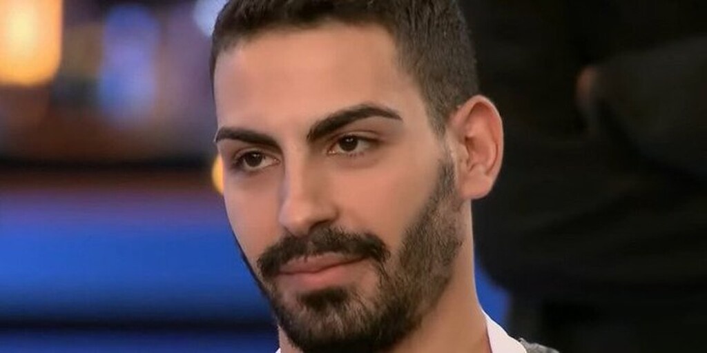 Μιλάμε για τον πολύ δυνατό Κύπριο μάγειρα, Σταύρο Γεωργίου, που από την αρχή του διαγωνισμού είναι το μεγάλο φαβορί. Τα spoiler τον θέλουν στον τελικό, και μάλιστα πιθανό... νικητή.