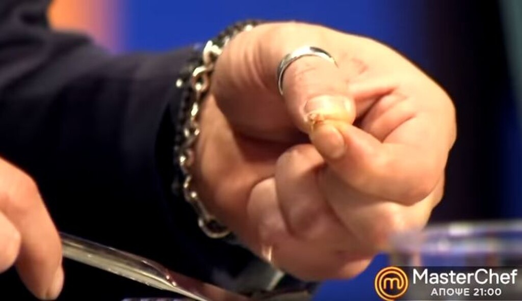 Στη διαδικασία αποχώρησης πάντως, έγινε και μια μεγάλη... ανατροπή. Ένας από τους κριτές βρήκε κόκκαλο στο πιάτο του...