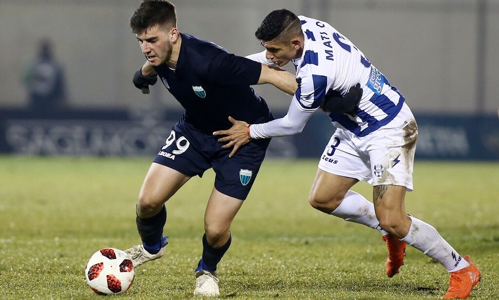 Ωστόσο, η ΑΕΚ δεν είναι η μόνη ομάδα που έχει δείξει ενδιαφέρον, αφού ο νεαρός επιθετικός έχει τραβήξει τα βλέμματα Ολυμπιακού και ΠΑΟΚ.