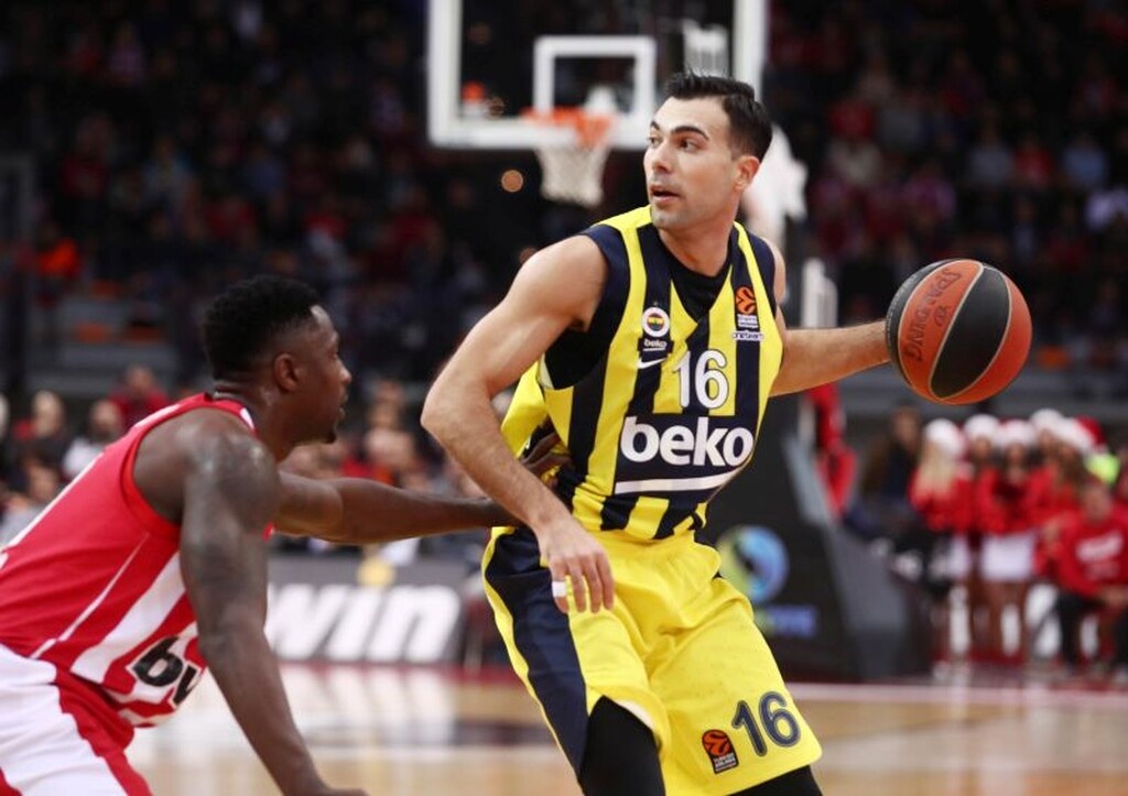 Σε πρόσφατη συνέντευξή του, άλλωστε, ο Κώστας Σλούκας αρνήθηκε συζητήσεις με τον Ολυμπιακό και είπε πως θα μείνει στη Φενέρμπαχτσε εκτός...