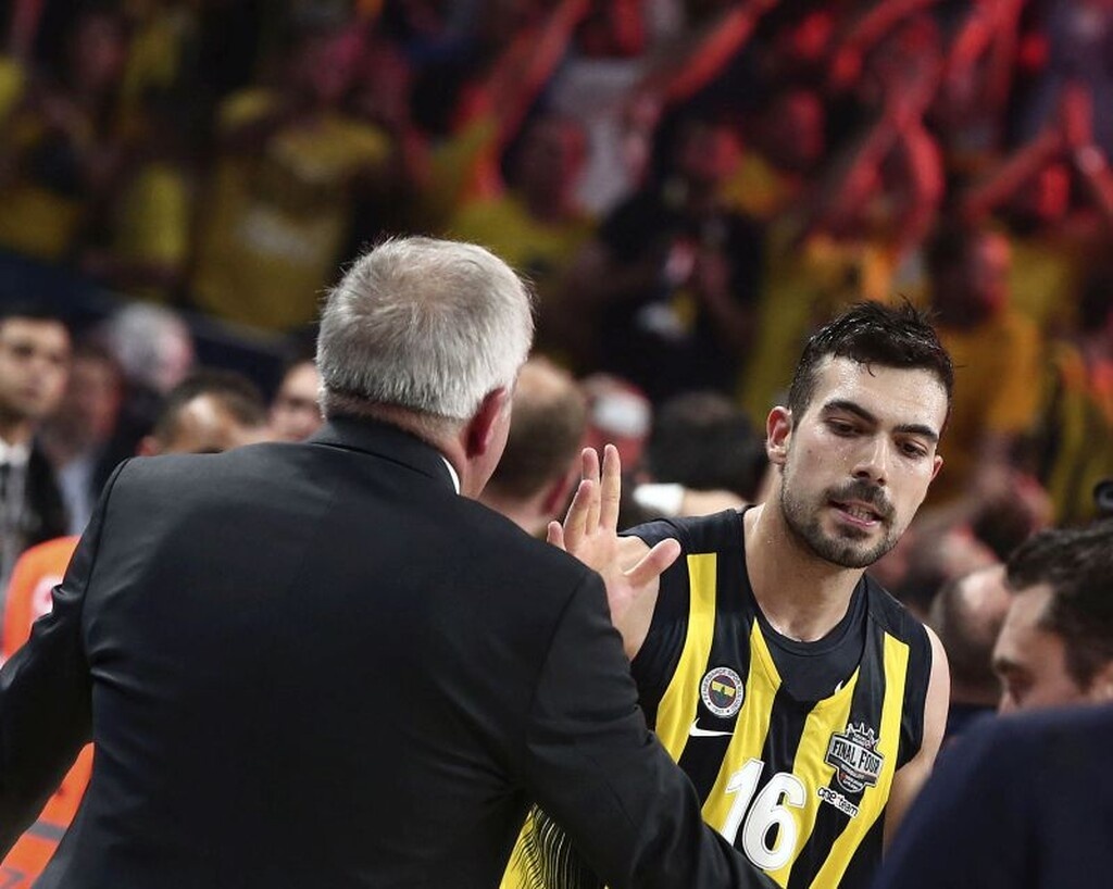 Η ανατροπή δεδομένων έρχεται από νέο δημοσίευμα, που αναφέρει ότι δεν έχει γίνει καμία επαφή του Ομπράντοβιτς με τη Φενέρ και δεν ισχύει η συμφωνία για παραμονή του στην τουρκική ομάδα.