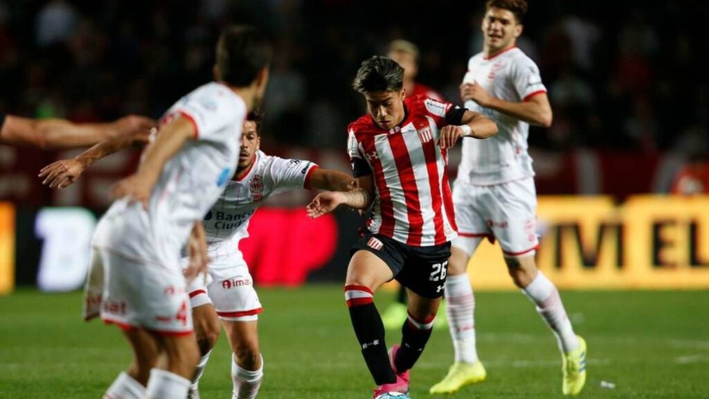 ... και τον 16χρονο Ντάριο Αριέλ Σαρμιέντο (επιτελικός μέσος-εξτρεμ, Εστουντιάντες)