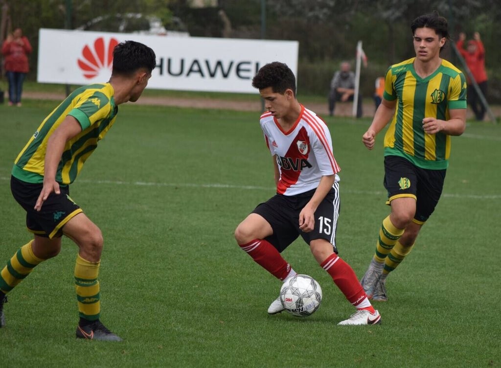 ...18χρονο Σαντιάγκο Σιμόν (εξτρέμ, Ρίβερ Πλέιτ)