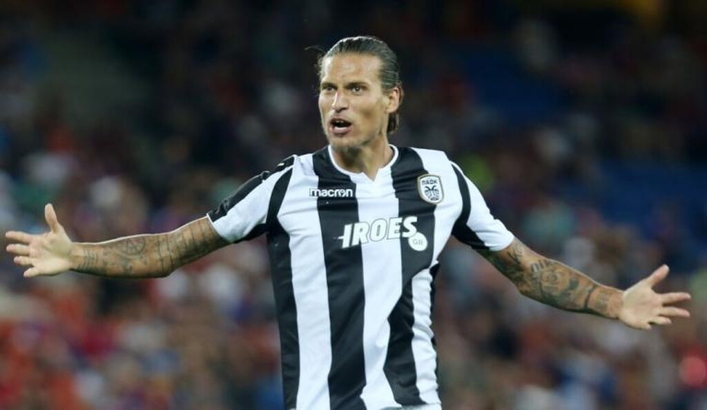 Η δεύτερη θέση που θέλει να ενισχύσει ο Φερέιρα είναι στην κορυφή της επίθεσης, αφού θεωρεί πως ένας τέτοιος παίκτης έλειψε φέτος από το ΠΑΟΚ, με δεδομένο πως οι Τσούμπα Άκπομ και Κάρολ Σφιντέρσκι δεν είναι φορ περιοχής.