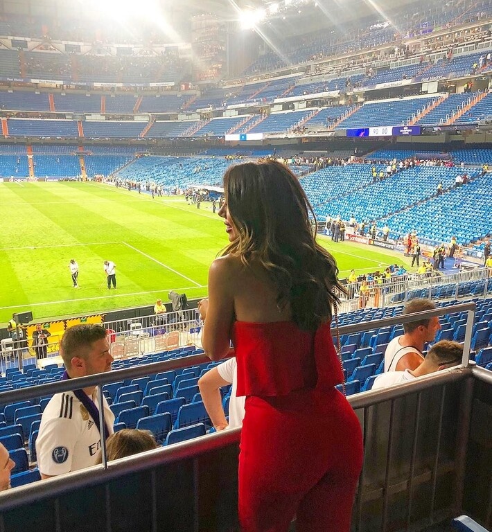 Όπως διαπιστώνουμε με μια βόλτα στο προφίλ της στο Instagram, είναι και η ίδια φίλη του ποδοσφαίρου...