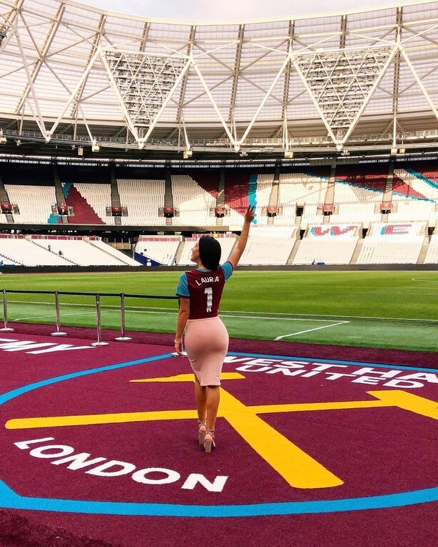 Αφού έχει ανεβάσει αρκετές φωτογραφίες σε πολλά γήπεδα της Ευρώπης...