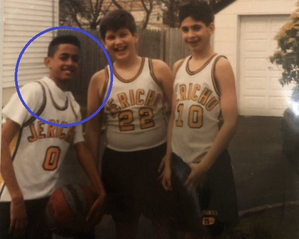 Ένας από τους καλύτερους σουτέρ που πέρασαν ποτέ  από τα γήπεδα της Euroleague είναι το αγόρι στον μπλε κύκλο της φωτογραφίας.