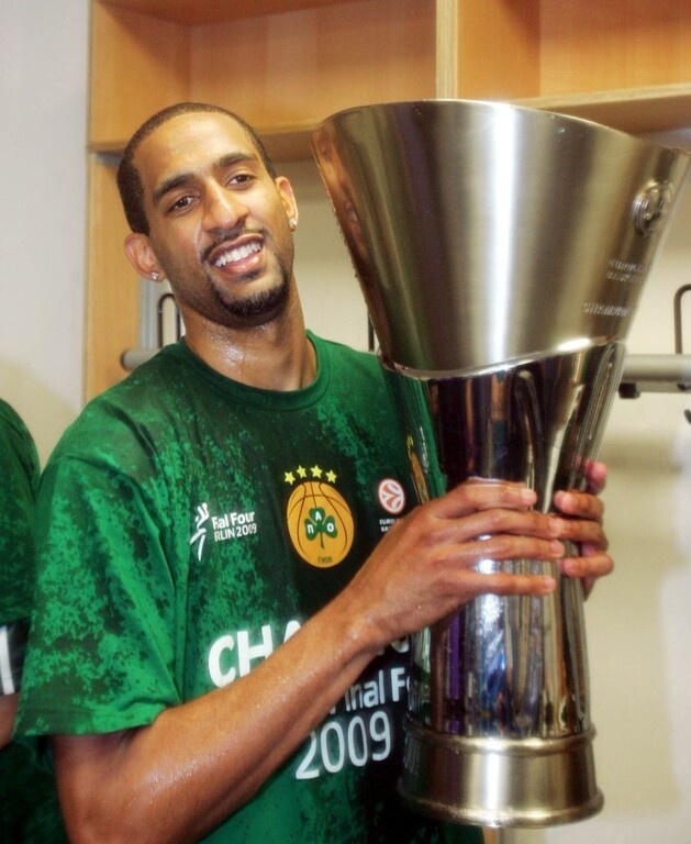 Ο Αμερικανός «μπόμπερ» έπαιξε επίσης σε Αρμάνι και ΤΣΣΚΑ πριν σταματήσει την ενεργό δράση. Μέχρι σήμερα, πάντως, θεωρείται ένας από τους κορυφαίους σουτέρ της σύγχρονης εποχής της Euroleague.