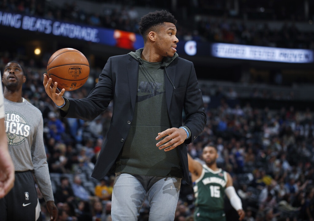 NBA: Η «απόρριψη» του Αντετοκούνμπο από τον γιο του (photos)