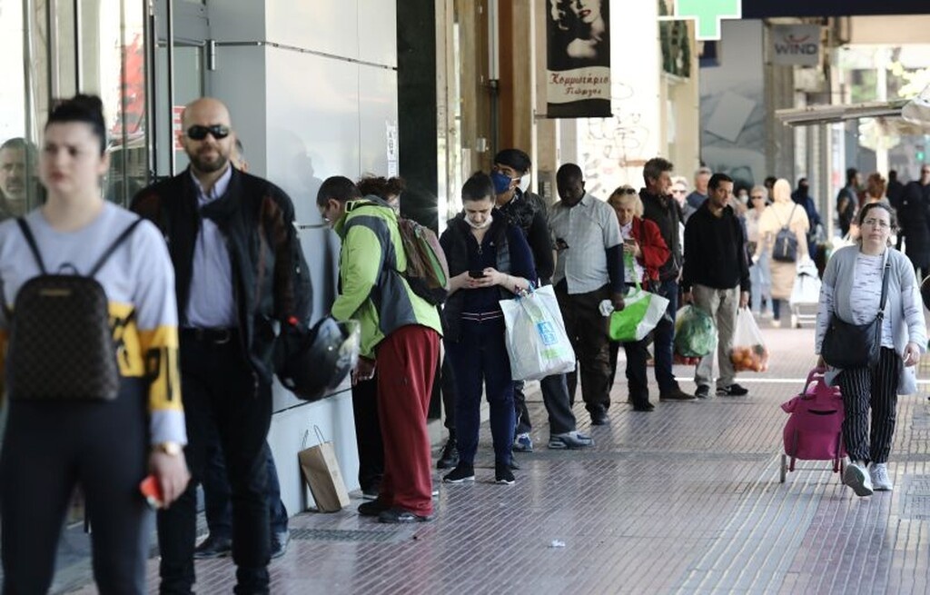 Αρκετός κόσμος συγκεντρώθηκε πάλι έξω από τα σούπερ μάρκετ, για να κάνει τα ψώνια για το γιορτινό του τραπέζι.