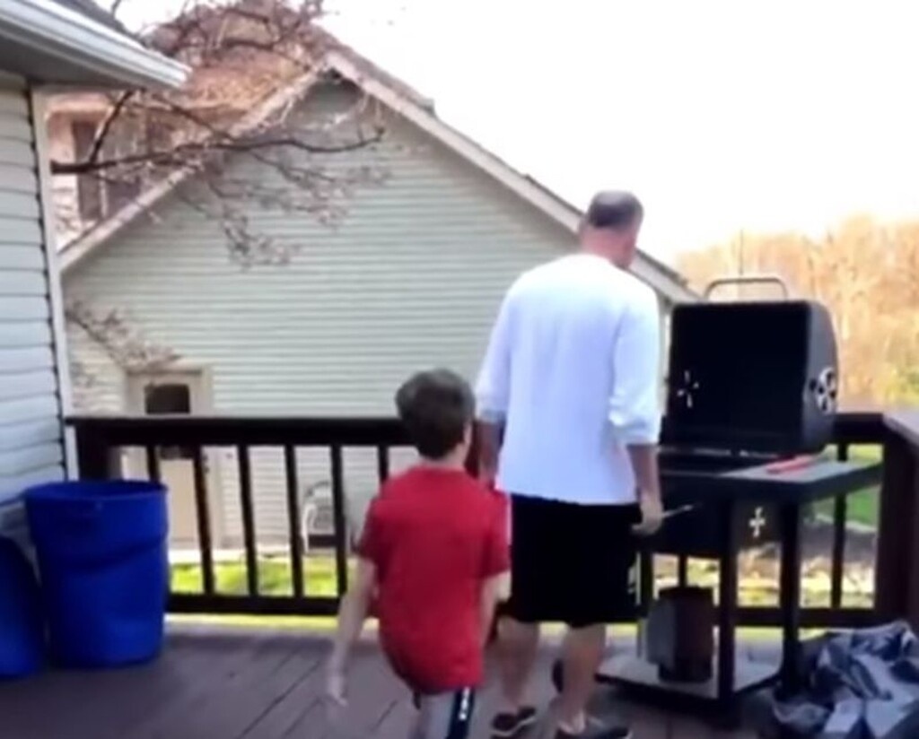 Η καραντίνα έχει… τσιτώσει τα νεύρα όλων, οπότε καλό είναι όταν ο άλλος πάει να κάνει κάτι «ιερό» σαν το… ψήσιμο, να μην τον ζαλίσεις με μια μπάλα συνέχεια!