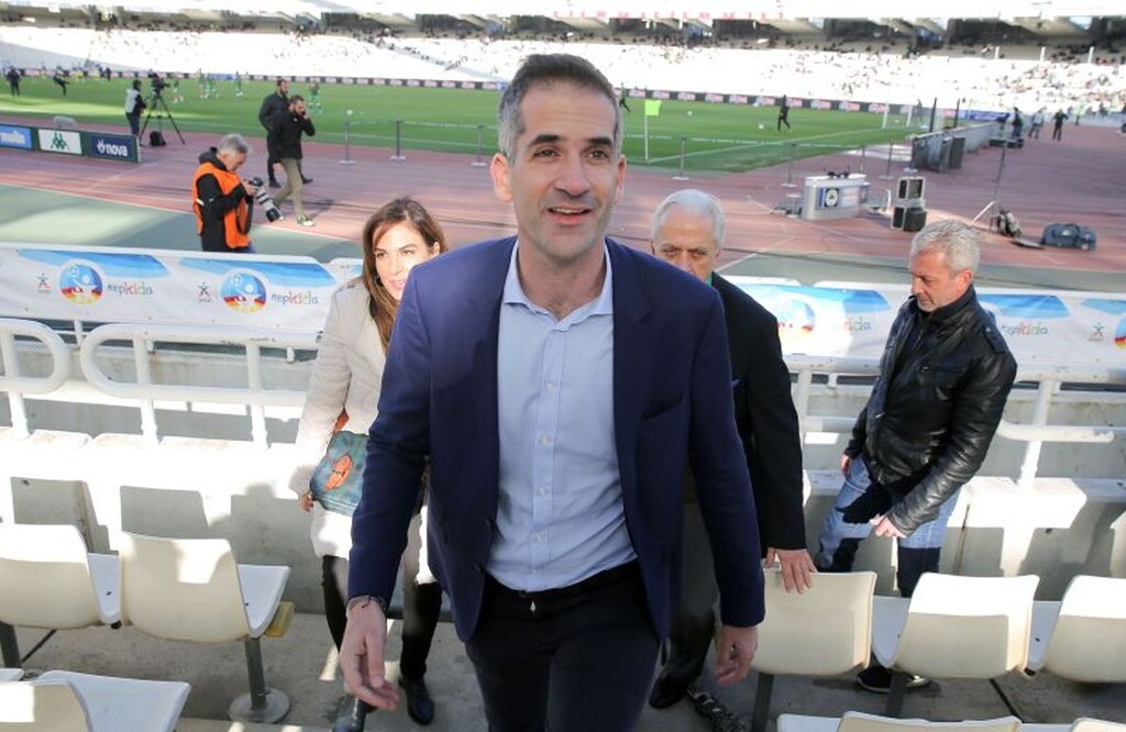Ο Κώστας Μπακογιάννης σε επίσκεψη στο ΟΑΚΑ κατά τη διάρκεια κοινής δράσης του Δήμου Αθηναίων και της ΠΑΕ Παναθηναϊκός για παιδιά προσφύγων