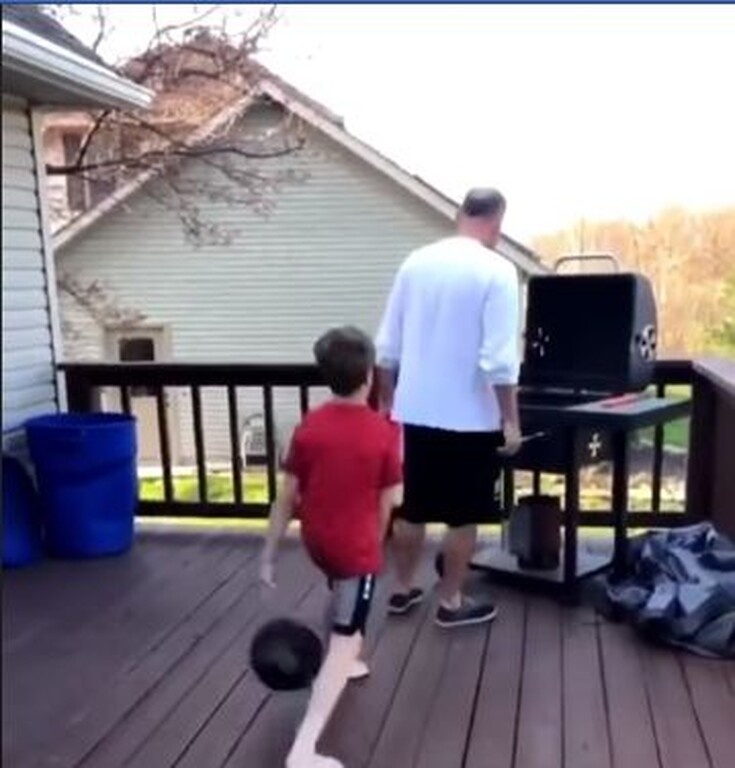 Όπως έκανε αυτός εδώ ο πιτσιρικάς, που την ώρα που ο πατέρας του έψηνε την είδε... Στεφ Κάρι.