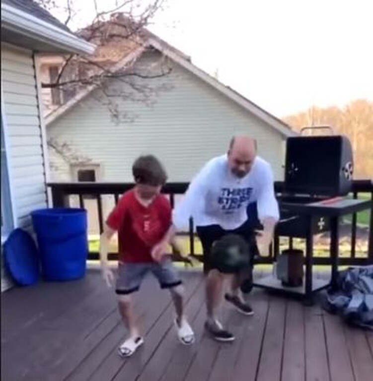 Ο πατέρας... φόρτωσε, γύρισε και έκλεψε τη μπάλα από τον μικρό...