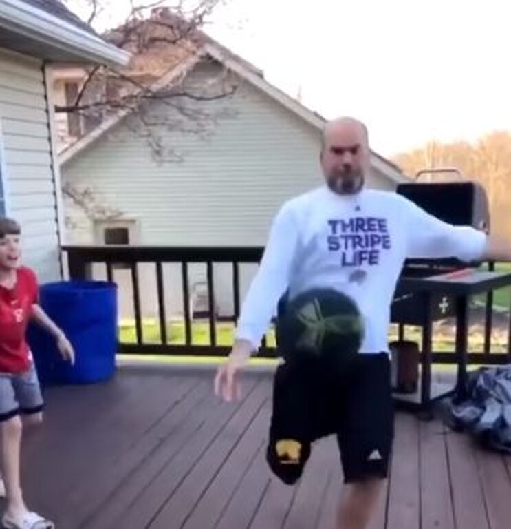 Στη συνέχεια της έδωσε ένα ποδοσφαιρικό... βολέ