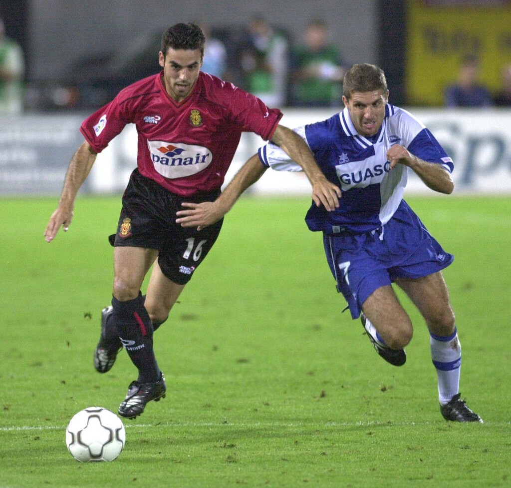 Ντέλφι Χέλι. Ξεκίνησε την καριέρα του στην ομάδα της πόλης του, τη Χιρόνα. Έπαιξε και στην Ατλέτικο Μαδρίτης και την Αλαβές και τον θυμόμαστε για το αυτογκόλ στον τελικό του UEFA με τη Λίβερπουλ το 2001.