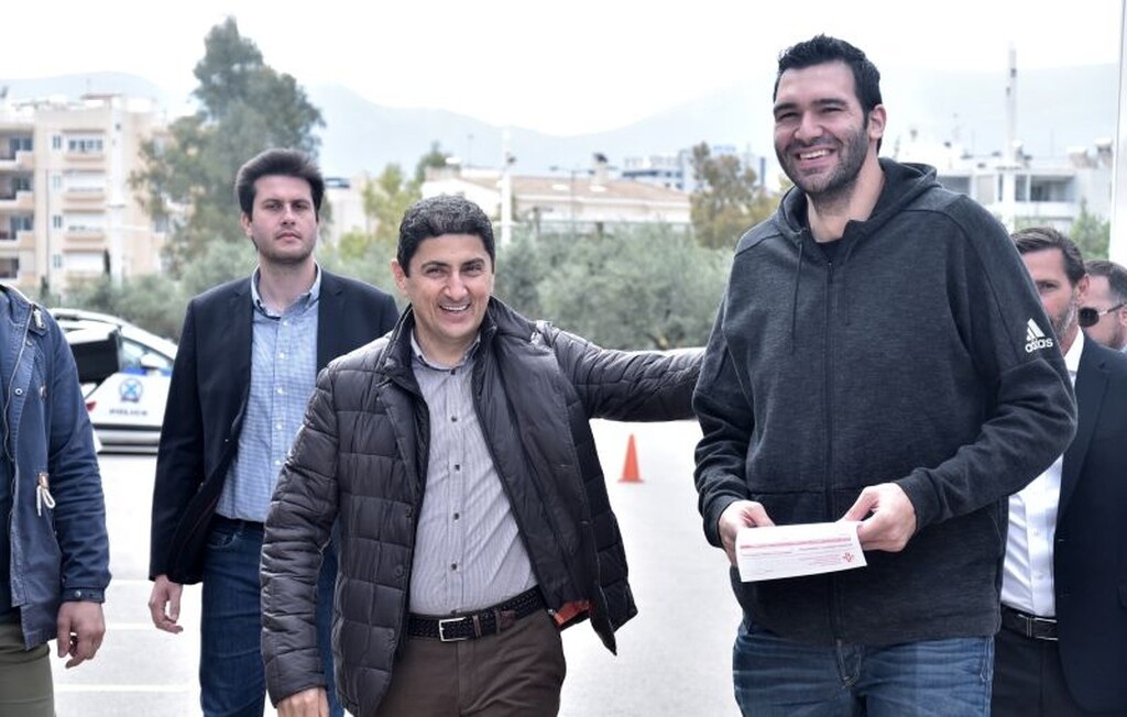 ΑΕΚ: Στην αιμοδοσία του ΟΑΚΑ με Μάκη Αγγελόπουλο (photos)