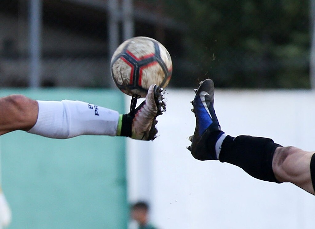 Ποδοσφαιριστής «κρέμασε» τα παπούτσια του και έπιασε το μικρόφωνο (video)