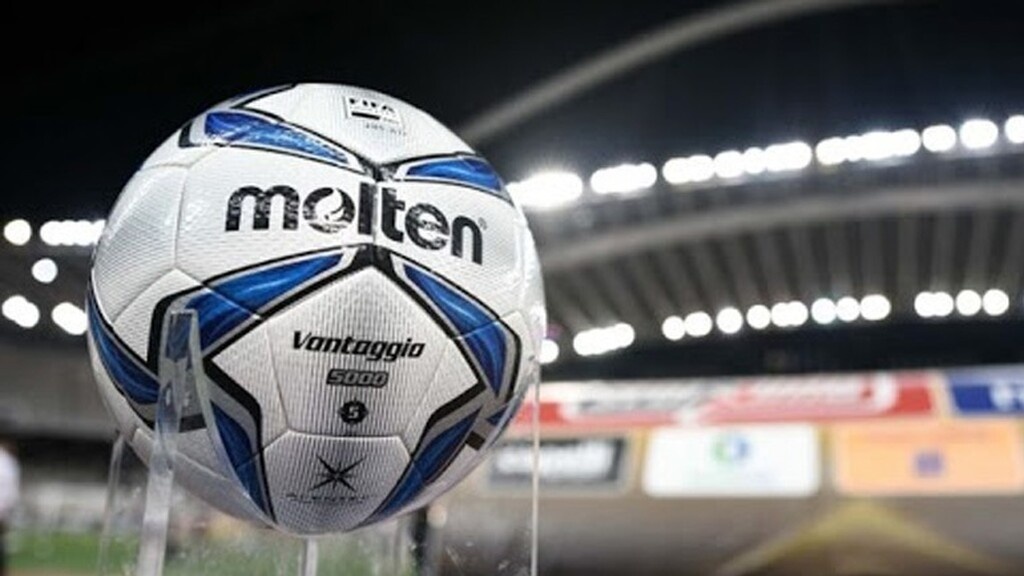 Και στο τραπέζι έχει ήδη πέσει, εφόσον δοθεί το τελικό Ok, για την επανέναρξη να γίνουν μόνο τα πλέι οφς και να προχωρήσει το θέμα της αναδιάρθρωσης (ακούγεται μέχρι και 18 ομάδες).