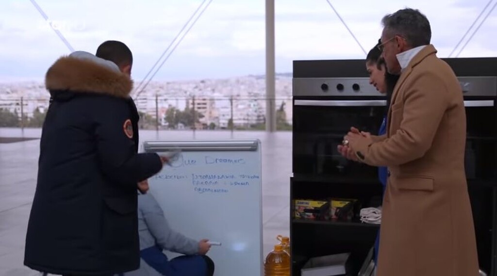 Φαίνεται πως η μπλε ομάδα τα πήγε αρκετά καλά και είναι το φαβορί για τη νίκη.