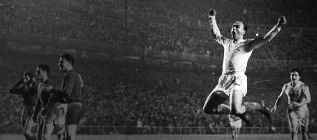 Alfredo Di Stefano – “La Saeta Rubia”
Το «ξανθό βέλος». Το προσωνύμιο συνόδευσε τον θρυλικό Αλφρέντο Ντι Στέφανο από τα χρόνια του στην Αργεντινή  και τη Ρίβερ Πλέιτ.