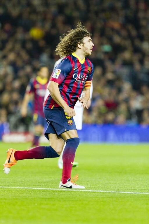 Carles Puyol – “El Tiburón”
Ο «καρχαρίας». Και όχι, δεν είναι ο Χέλγκι Σίγκουρντσον αλλά ο Κάρλες Πουγιόλ. Ο Αντρές Μοντές περιγράφοντας αγώνες της Μπαρτσελόνα και της εθνικής ομάδας, το είχε «κολλήσει» τον εμβληματικό Καταλανό αρχηγό.