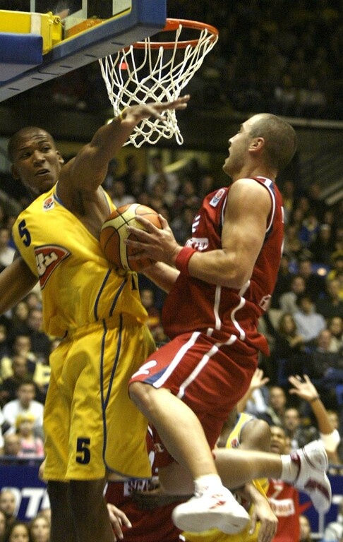 Μακάμπι Τελ Αβίβ-Σκαβολίνι 123-73 (25 Νοεμβρίου 2004) – Αριθμοί: 34/53 δίποντα, 9/15 τρίποντα, 28/32 τρίποντα - MVP: Μασέο Μπαστόν: 25 πόντοι (9/12 δίποντα, 7/9βολές), 6 ριμπάουντ