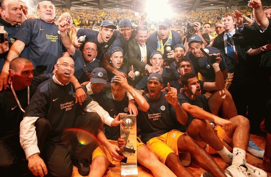 ΜΑΚΑΜΠΙ ΤΕΛ ΑΒΙΒ (2004 – Nokia Arena): «Back to back» είχαμε και στις ομάδες που κατέκτησαν το τρόπαιο εντός έδρας, καθώς η Μακάμπι Τελ Αβίβ διαδέχθηκε στην Μπαρτσελόνα στο Final Four που έγινε στην έδρα της (σ.σ. τότε Nokia Arena).