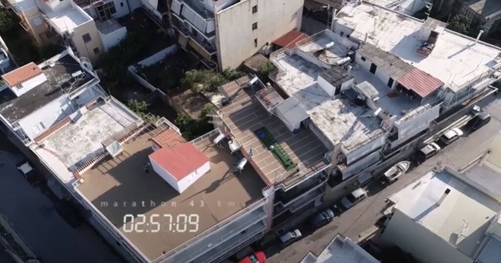 Ο Έλληνας που έτρεξε μαραθώνιο στην ταράτσα του για φιλανθρωπικό σκοπό! (video+photos)