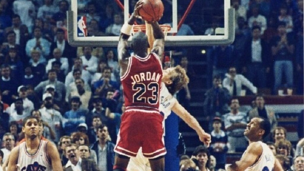 «The Shot»: Το καλάθι που άλλαξε την καριέρα του Μάικλ Τζόρνταν (videos+photos)