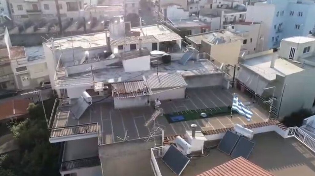 Ο Έλληνας που έτρεξε μαραθώνιο στην ταράτσα του για φιλανθρωπικό σκοπό! (video+photos)